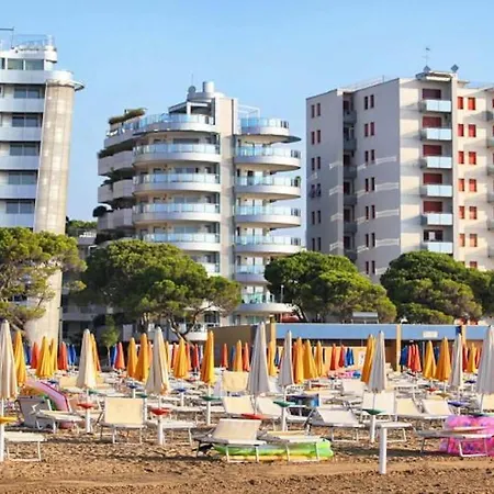 Wonderful With Swimming Pool, Terrace And Sea View Lägenhet Lignano Sabbiadoro